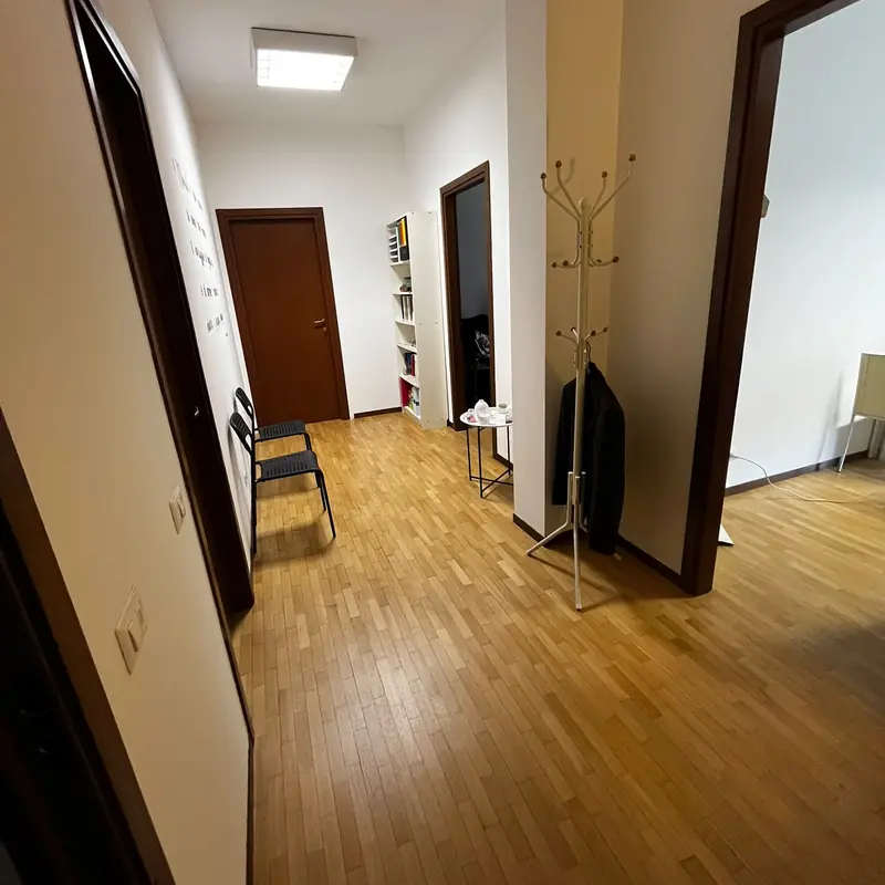 Sala d'attesa dello studio con sedute e appendiabiti
