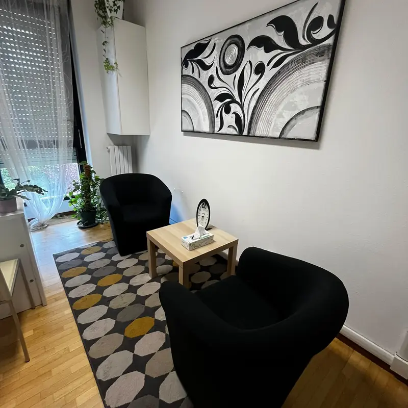 Sala di terapia con due poltrone e luce naturale nello studio di Saronno