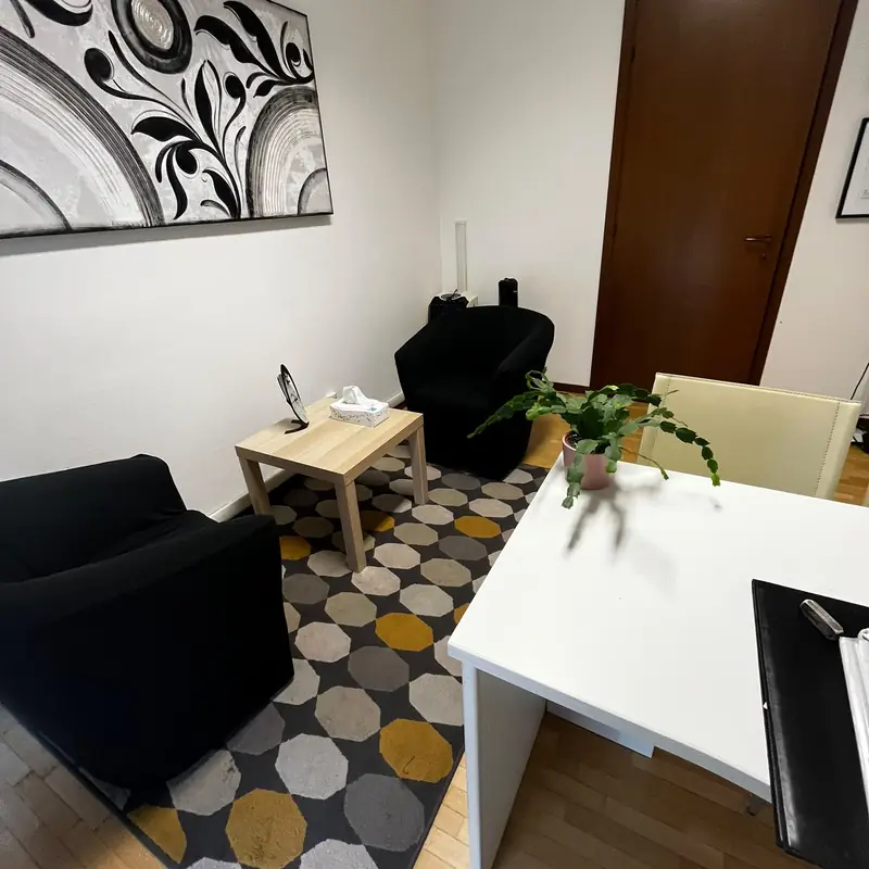 Sala di terapia dello studio con poltrone e area di lavoro